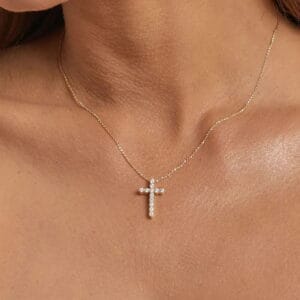 Pendentif petite croix autour cou