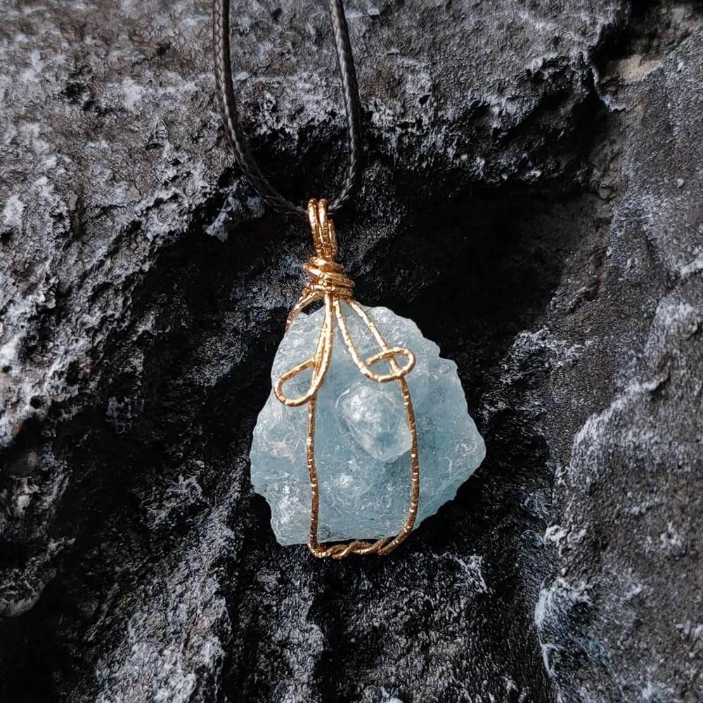 Pendentif aigue marine brute fond rocher