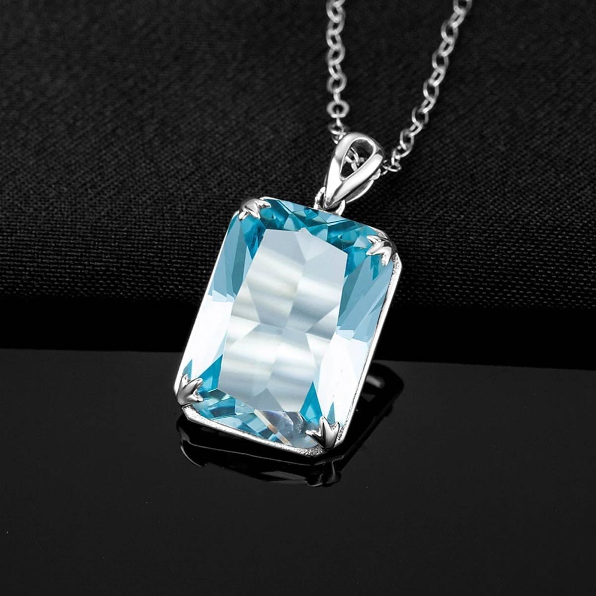 Pendentif aigue marine rectangulaire fond noir