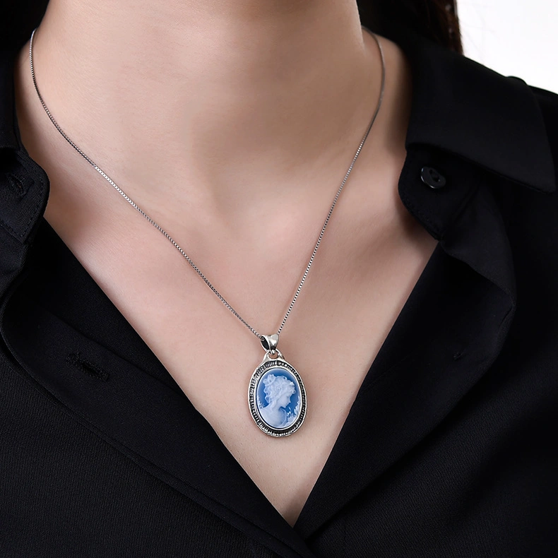 Pendentif camee argent autour cou