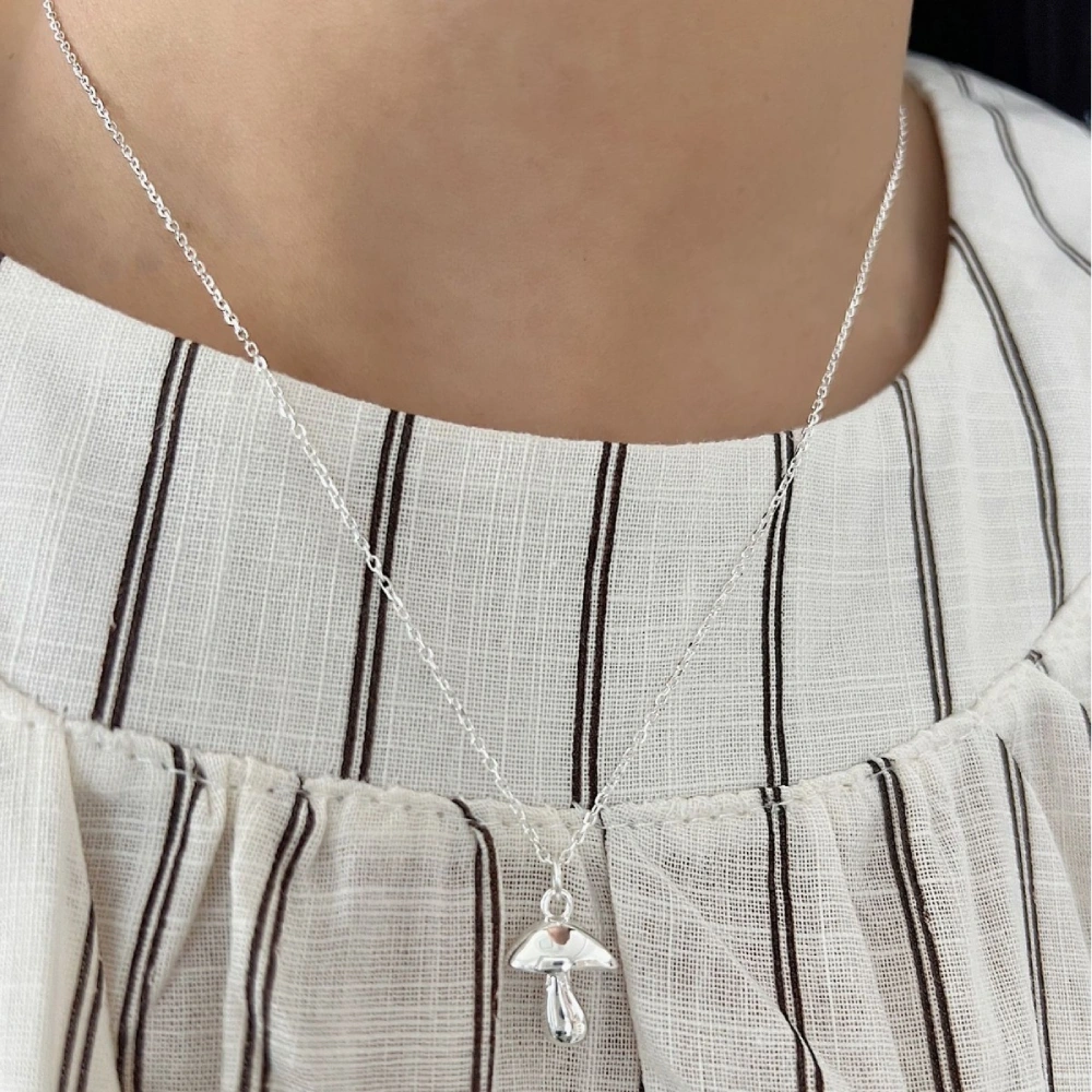 Pendentif champignon argente autour cou