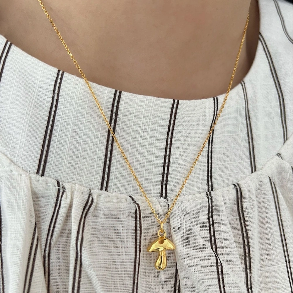 Pendentif champignon dore autour cou