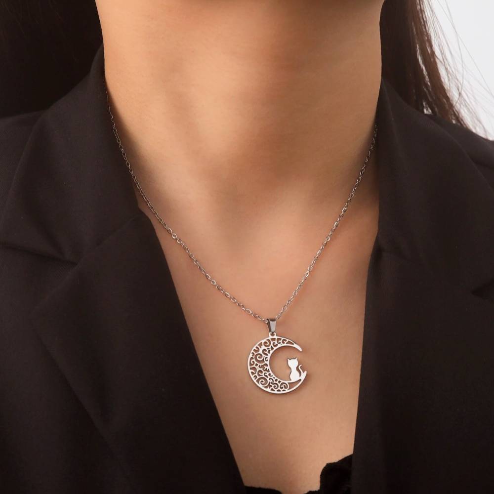 Pendentif chat lune argent autour cou