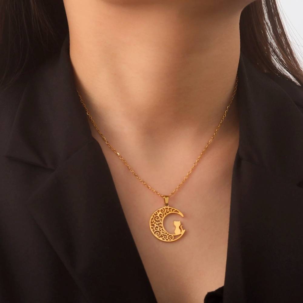 Pendentif chat lune or autour cou