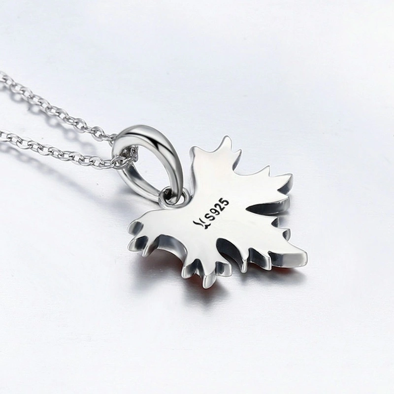 Pendentif feuille d erable arriere