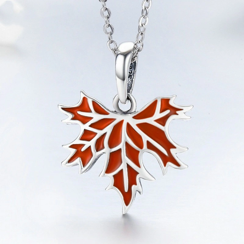 Pendentif feuille d erable suspendu
