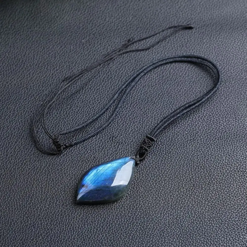 Pendentif labradorite bleue fond noir