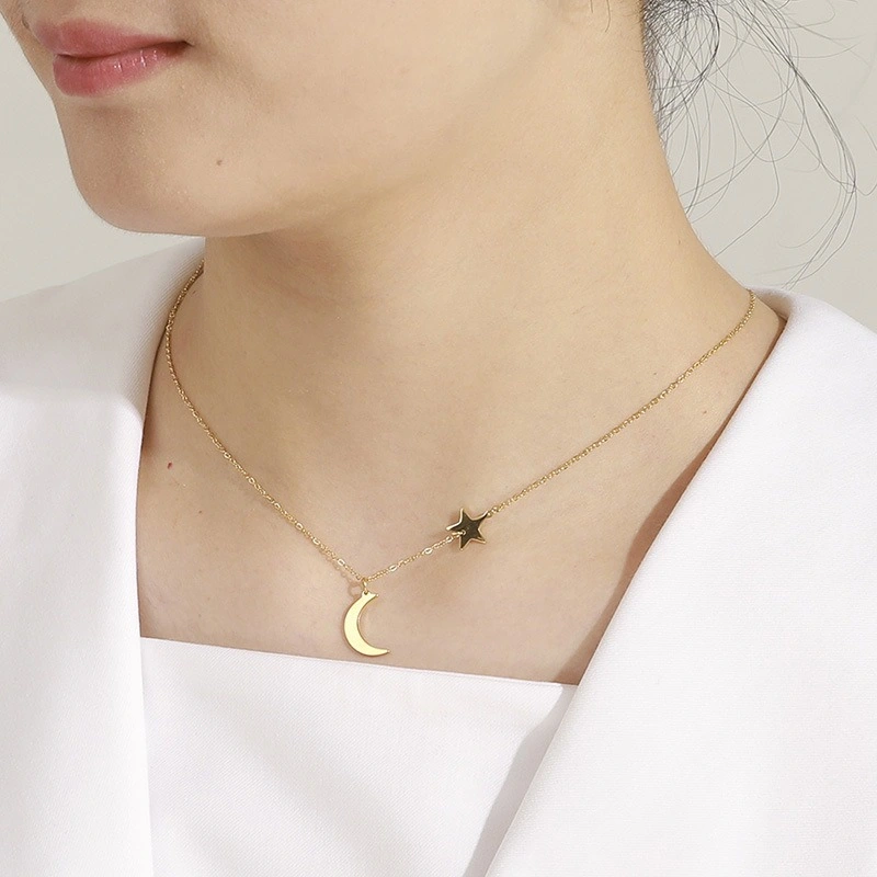 Pendentif lune etoile dore autour cou