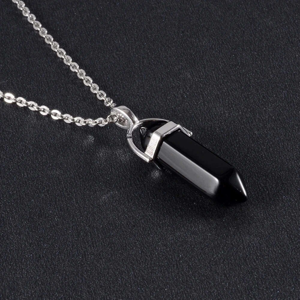 Pendentif obsidienne noire fond noir
