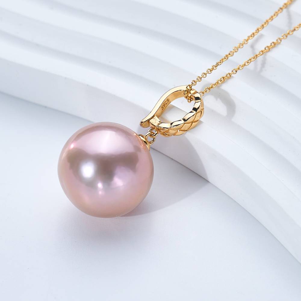 Pendentif perle de culture rose pose profil decoration