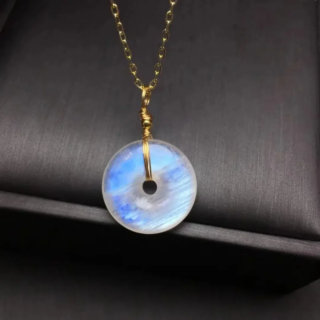 Pendentif pierre de lune bleue dore