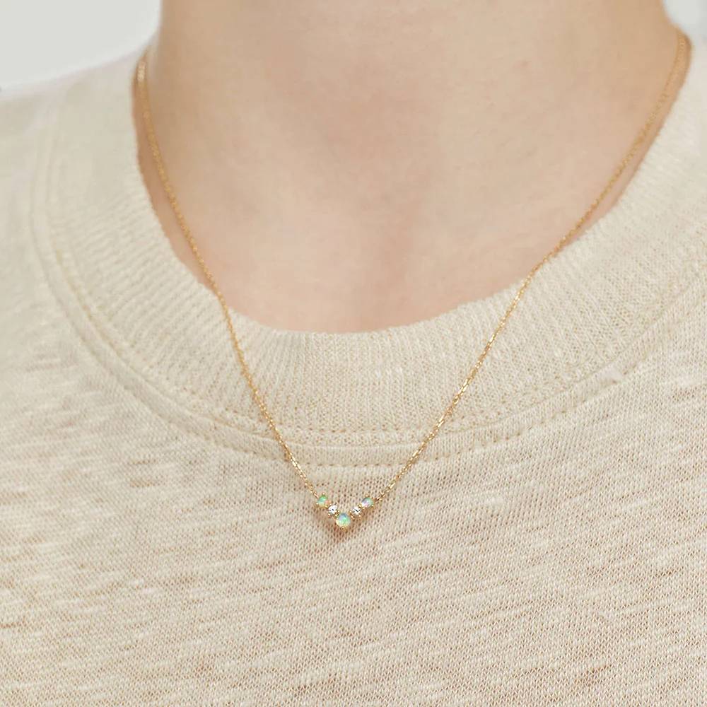 Pendentif pierre de lune or autour cou
