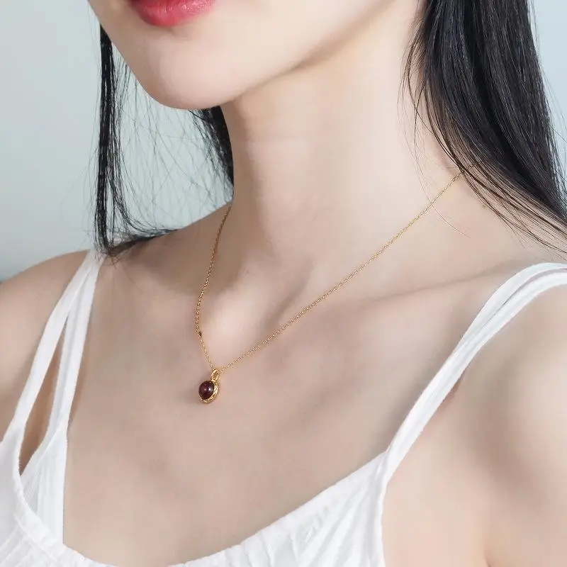 Pendentif pierre rouge autour cou