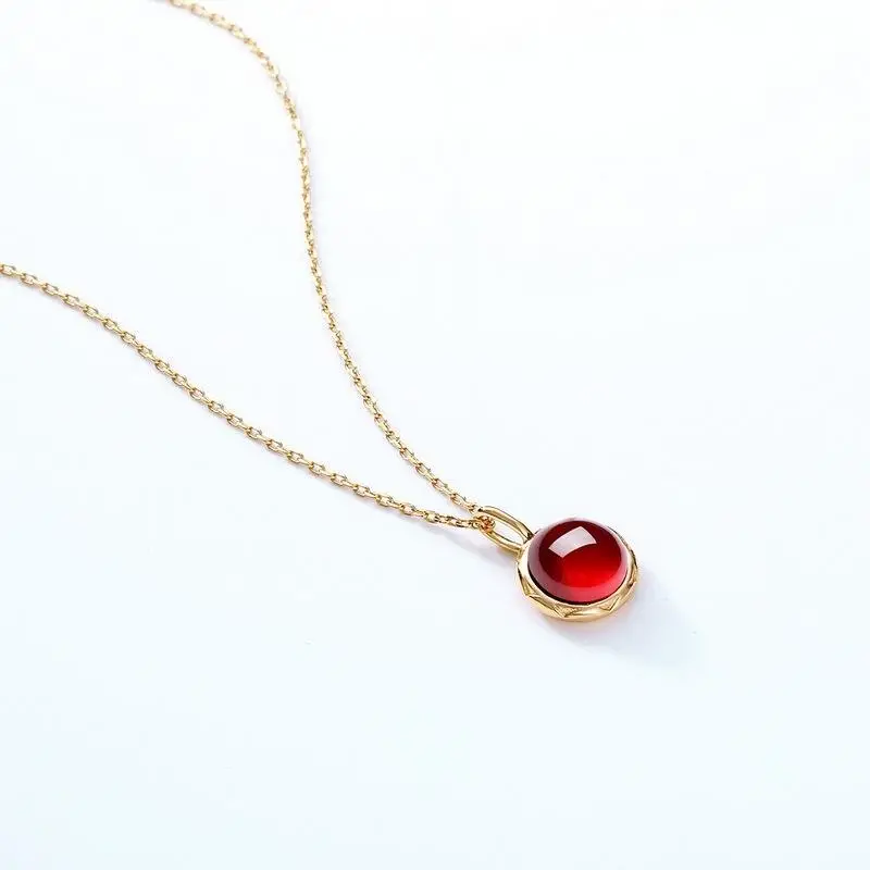 Pendentif pierre rouge profil