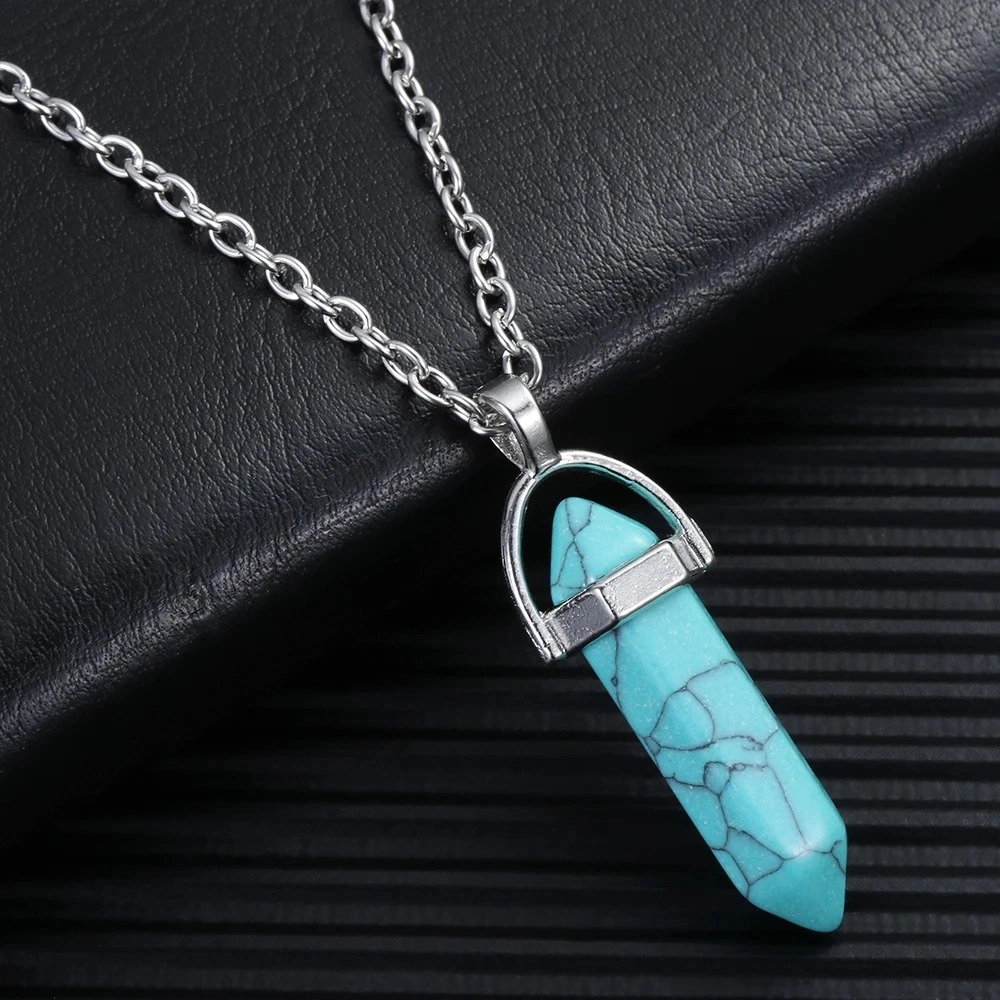 Pendentif turquoise fond noir